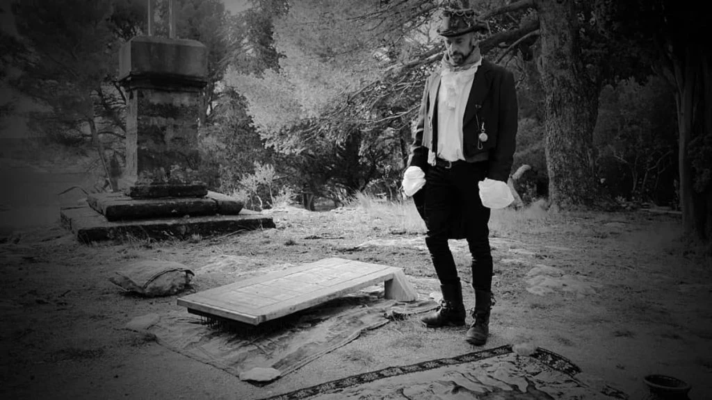 Bruno Collemiche en costume au milieu de la nature