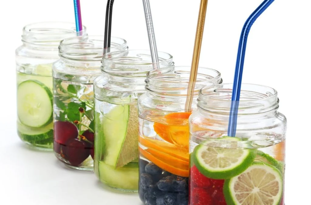 5 verres avec des pailles en inox coloré