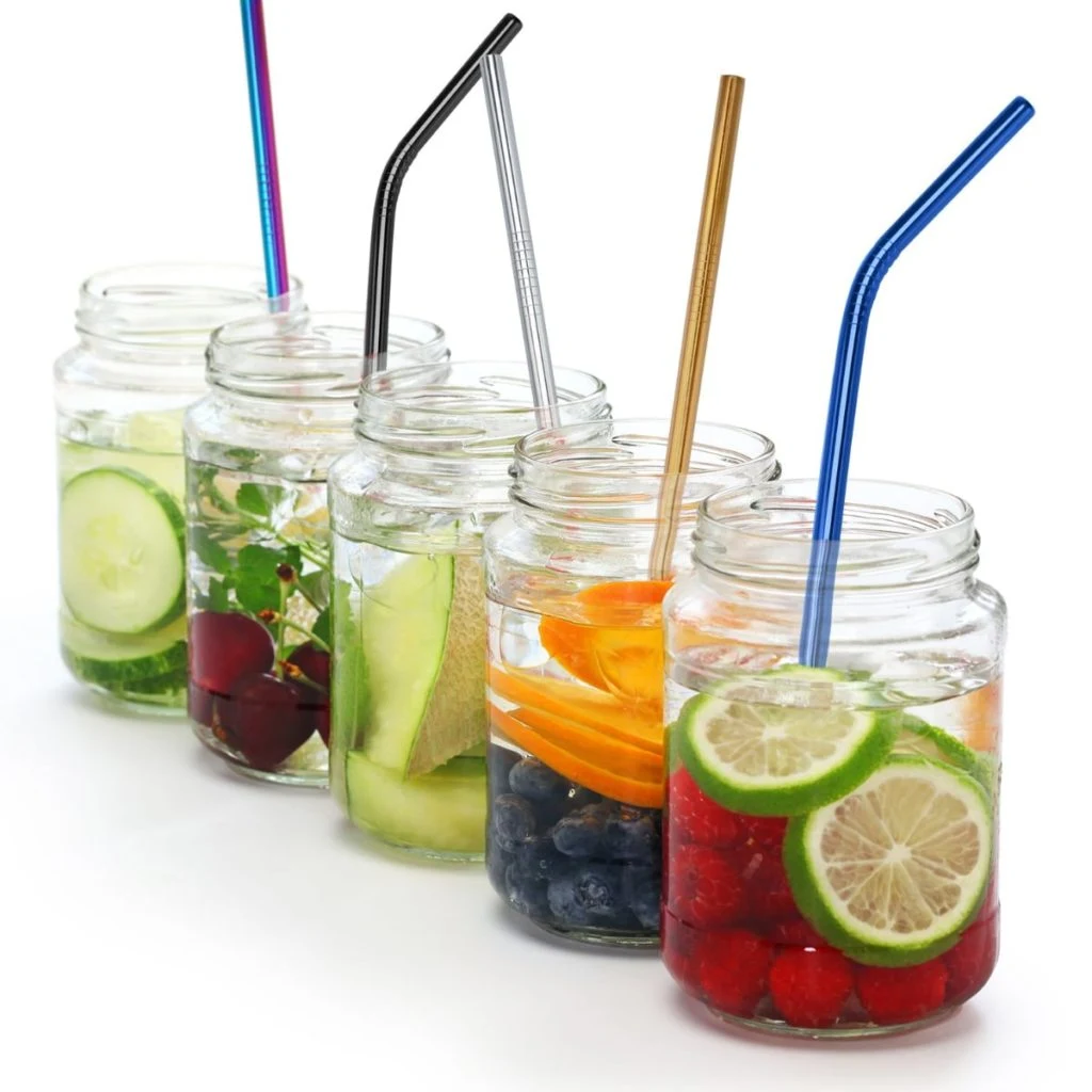 5 verres avec des pailles en inox coloré