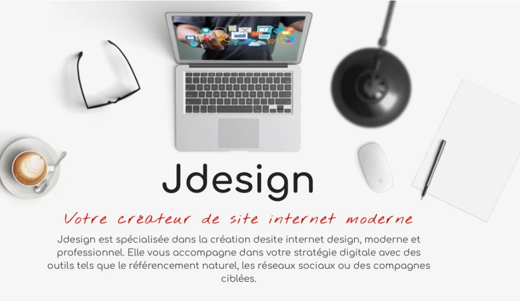 MacBook Air ouvert sur un bureau entouré de plusieurs objets