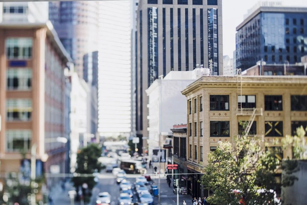 Grande avenue dans une ville moderne