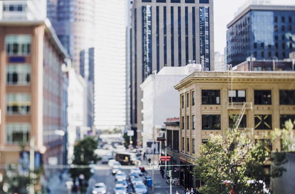 Grande avenue dans une ville moderne