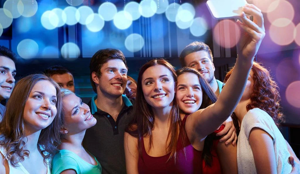 Groupe de jeunes en train de prendre un selfie